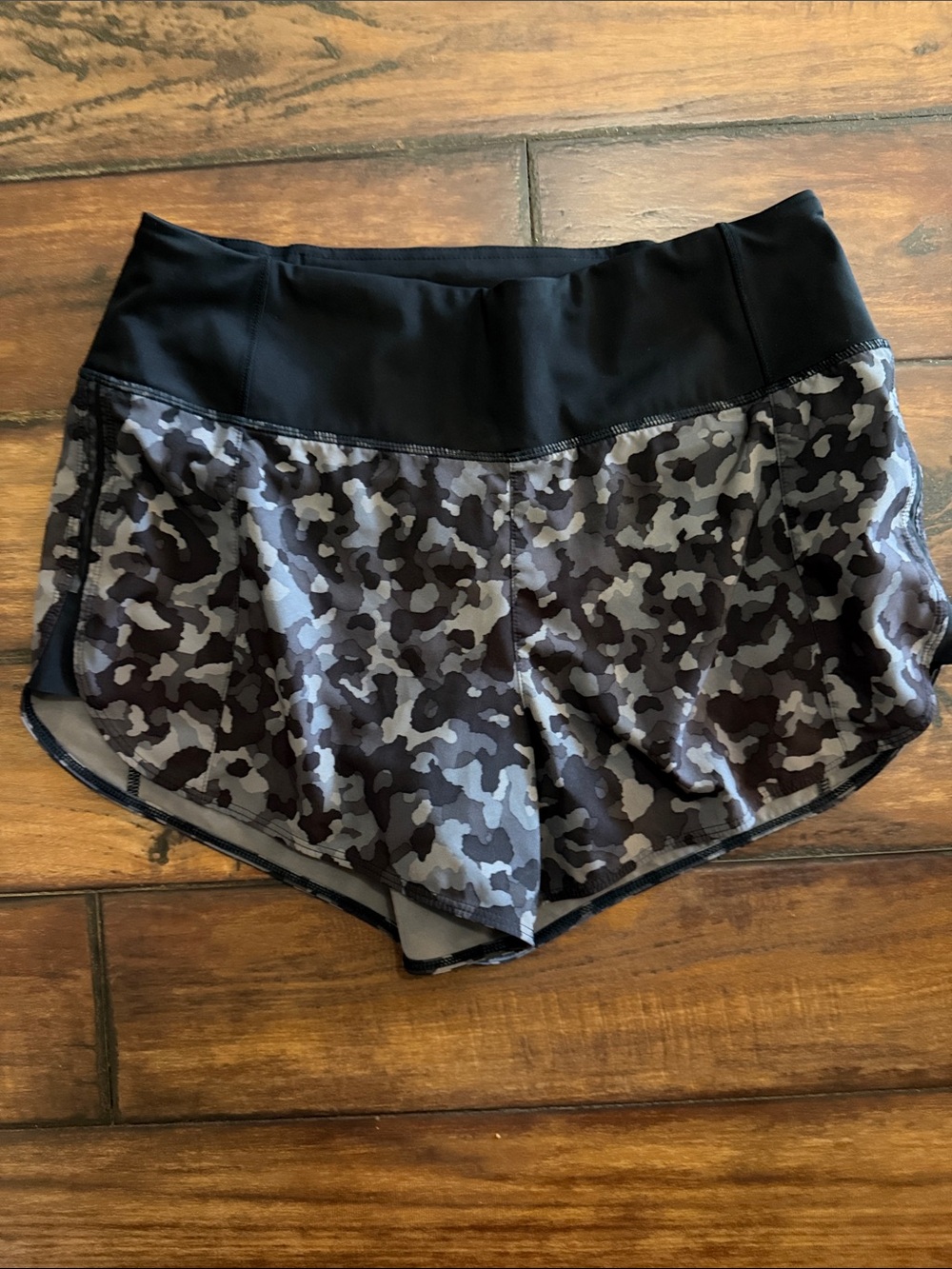 Athleta Like New Running Free 3.5"Black & Gray Camo Performance Shorts
